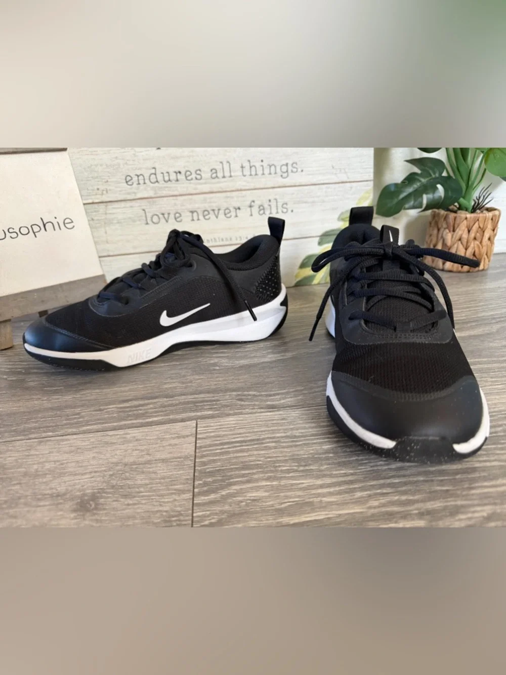 Nike Kids Omni Multicourt GS Low Top Sneakers in Black & White. Size 4.5y